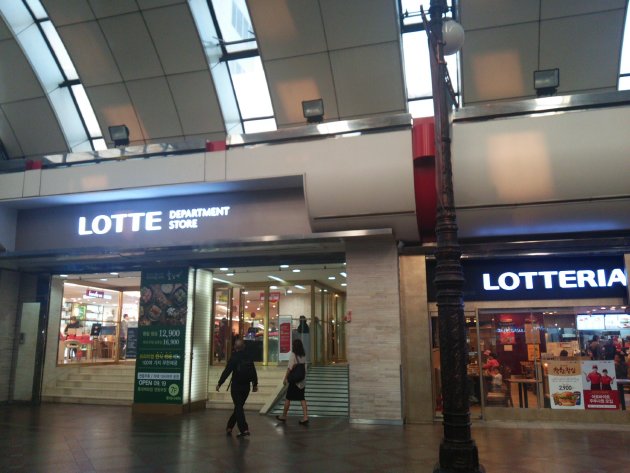 ロッテ百貨店永登浦店の出入口（駅側）